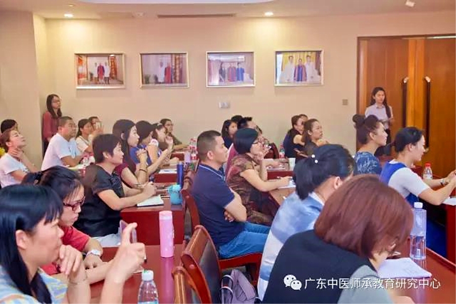 中医师承-讲堂现场学员认真记录